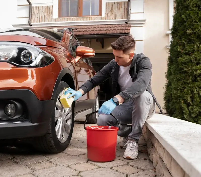 Lavage auto à domicile Escala : professionnel intervenant sur un véhicule